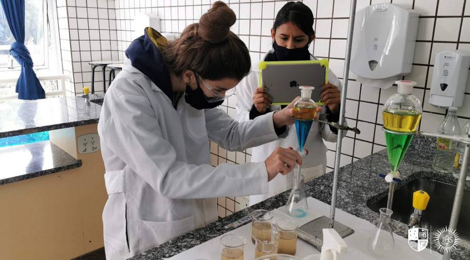 Aula híbrida: estudantes desenvolvem atividade prática no laboratório de química